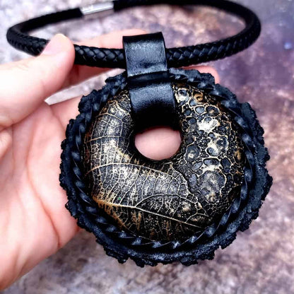Round Leaf Black Pendant Pendant SweetyBijou Jewelry   